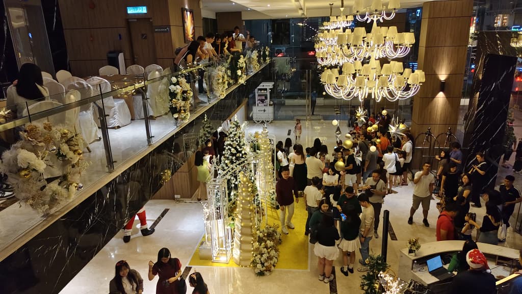 檳城标致酒店在圣诞节灯饰亮起来后，增添了浓厚的圣诞节气氛。