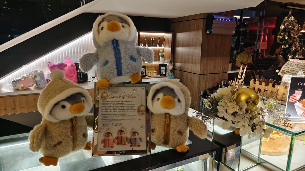标致酒店推展“希望之光”皮可企鹅公仔公益活动，以筹款协助社会里有需要的人。