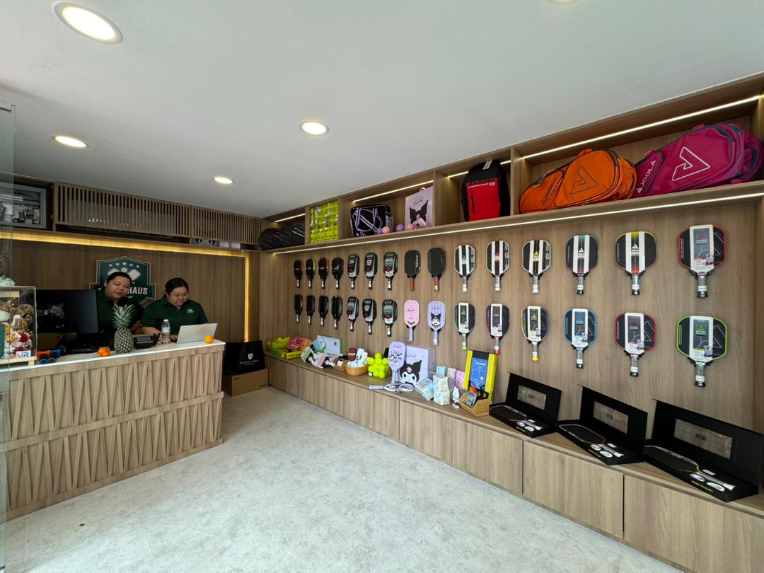 销售厅展示各类匹克球用品,让访客能轻鬆选购适合的球拍、球具与周边配件。