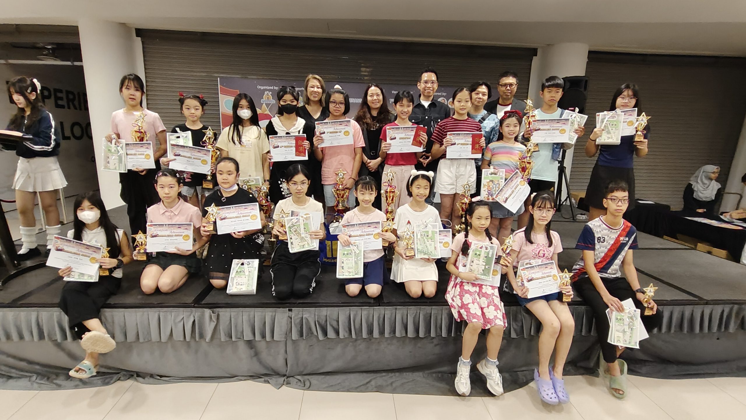 C组优胜者与颁奖嘉宾及赞助商代表合影,后排左起为蔡爱芬、郑嫃意、洪明泉市议员、陈清潮及林珉毅。