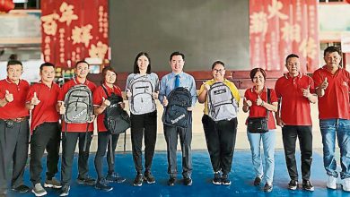 Photo of 金兰福利协会访仁保8华小 40书包送各校学生