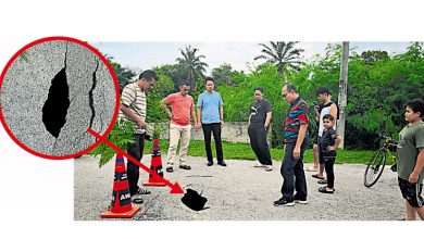 Photo of 沙占花园现10尺深坑 当局封路禁车通行