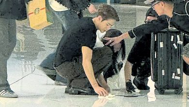 Photo of 王嘉尔机场温柔待粉丝 蹲下擦地板获赞教养好