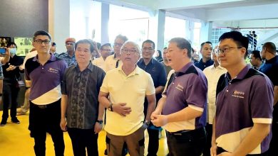 Photo of 访关中疏散中心 彭苏丹发放水灾援金