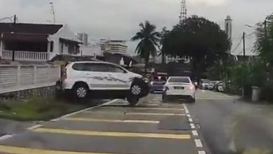 Photo of 雨天后连环撞 新山道路惊险一幕被拍下