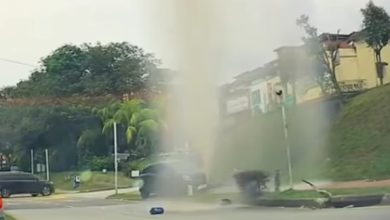 Photo of 转弯失控冲上路肩 黑车撞爆水管