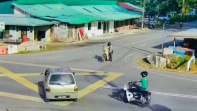 Photo of 撞右转轿车 骑士飞上车顶