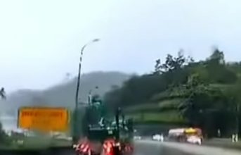 Photo of 雨天路滑 罗里南北大道甩尾