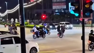 Photo of 摩多骑士红灯口翘单轮翻覆 围观者拍掌取笑