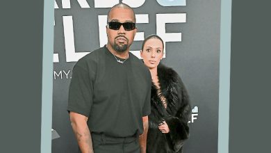 Photo of 带老婆裸闹红毯 肯爷道歉脑坏了