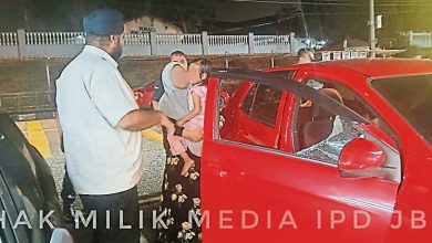 Photo of 女童受困车内失意识 巡警击破挡风玻璃救出