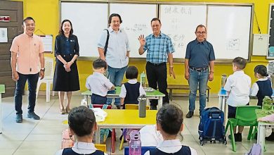 Photo of 侨光迎117新生 周成祝勉新校长合作董家协