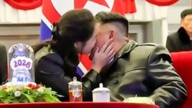 Photo of 金正恩与女儿互动照 北韩民众震惊：超越正常父女关系
