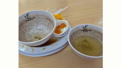 Photo of 鸡饭塑料碗藏陈年污垢   食客怒斥恶心