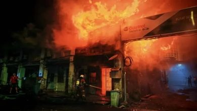 Photo of 烧三条路5店屋 11人惊险逃生 消拯员救出受困猫