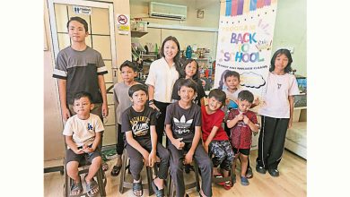 Photo of 黄书琪办公室配合开学 免费为50学生理髮