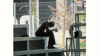 Photo of 街友佔据篮球场女厕冲凉 吓到小女生 家长忧虑安全
