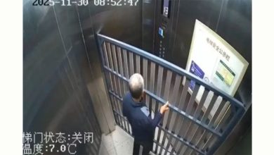 Photo of 搬床架进电梯出不来 老翁被困13分钟