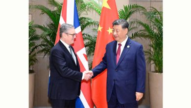 Photo of 英相启程访华 强调不必在美中之间选边