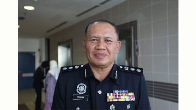 Photo of 罗里疑未拉手刹车滑撞2车 55岁男子被夹毙