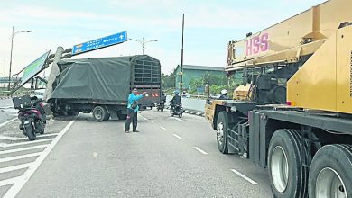 Photo of 罗里撞路牌 立交桥交通拥堵