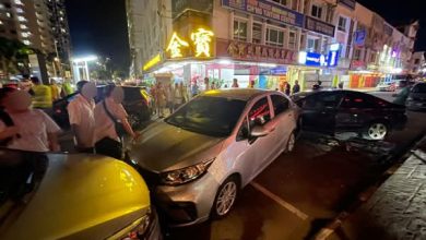 Photo of 本田失控横扫果摊 连毁3车 随行女频频鞠躬致歉