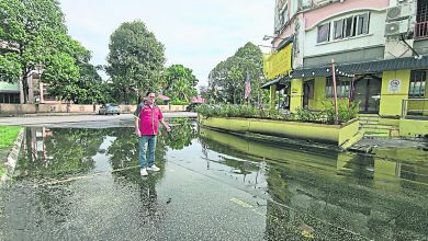 Photo of 疑地下水管爆 商业区路积水2个月