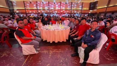 Photo of 张顺城促华团宴会义卖报纸 为民间救火英雄筹款