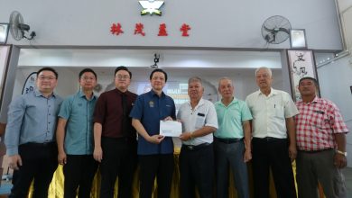Photo of 开学送“大红包” 曾敏凯走访吉打6华小 移交23万首相署拨款