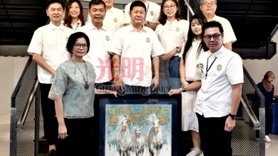 Photo of 陈玉凤第三度为光育小学献力 《百骏纳福》展139作品助建校