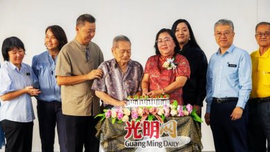 Photo of 把一生献给教育与学生 峇眼再也国中“朱芬妈妈”荣休