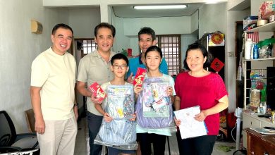 Photo of 孙意志走访4清寒家庭 送笔电文具抛砖引玉