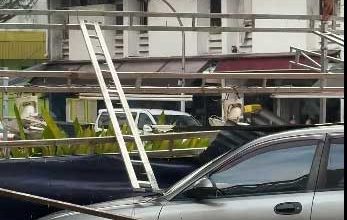 Photo of 狂风暴雨吹倒路旁铁架  大城堡多车遭击中受损