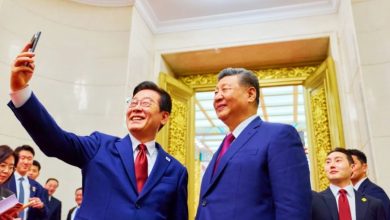 Photo of “画质不错吧？” 李在明用习近平送的小米手机自拍