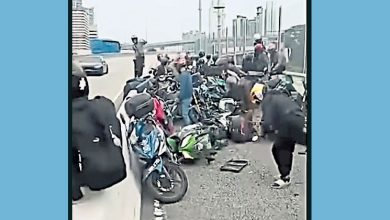 Photo of 骑士停下捡掉落物品 4摩多刹车不及连环撞