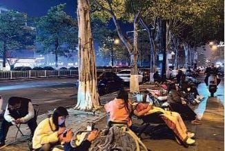 Photo of 中国县城青年摆摊推动地摊经济 消费降级反映”下沉市场“演变