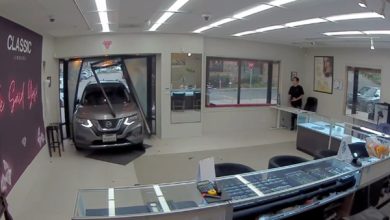 Photo of 惊险！休旅车冲进珠宝店 8蒙面男挥铁锤砸柜劫走百万财物