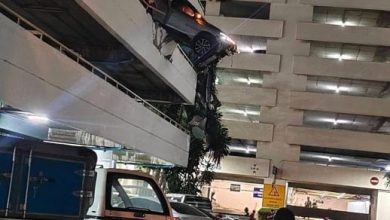 Photo of 司机误踩油门冲破墙 悬挂3楼死里逃生