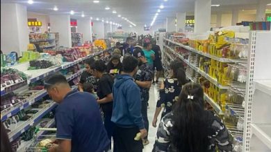Photo of 【美军抓委国总统】 委民众抢购粮食打火机 市面平静警察照巡逻