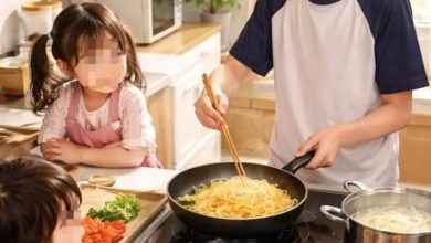 Photo of 母亲熬夜玩手机不顾家 少年发文揭家丑 “妹妹饿极翻垃圾桶”