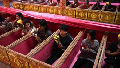 Photo of 泰国民众躺棺“重生” 独特方式祈福焕新