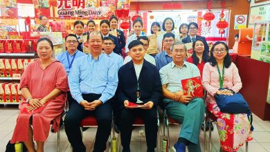 Photo of 连24年春节礼品谢师恩 余仁生弘扬尊师重道