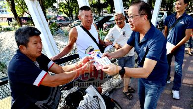 Photo of 刘华才巴刹派日曆 民众喊“下次投你”
