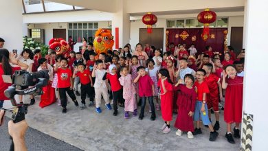 Photo of 校长变身“财神爷”送祝福 培智校园年味浓