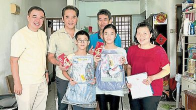 Photo of 孙意志刘俊辉助减负担 送4户学生学习用品