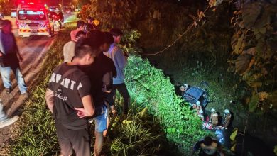 Photo of 轿车坠30呎深沟 2男抛出车外 酿1死1伤