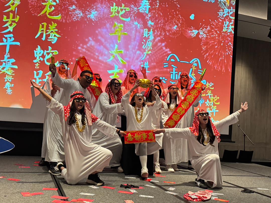 “中东土豪”财神送大礼吸睛演出,鼓动全场。