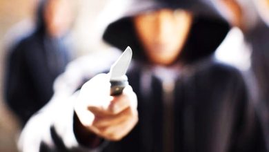 Photo of 恐吓捅300刀性侵女同学 少年守行每月报到