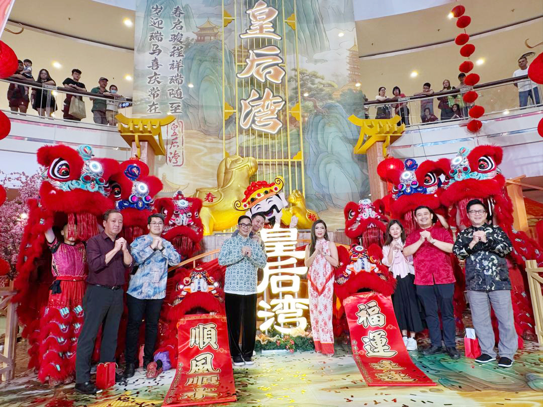 皇后湾广场高层与世华媒体代表向各界拜早年。左起:陈顺杰、邱武才、陈松江、苏天明、吴君儿及陈富全(右二)等人。