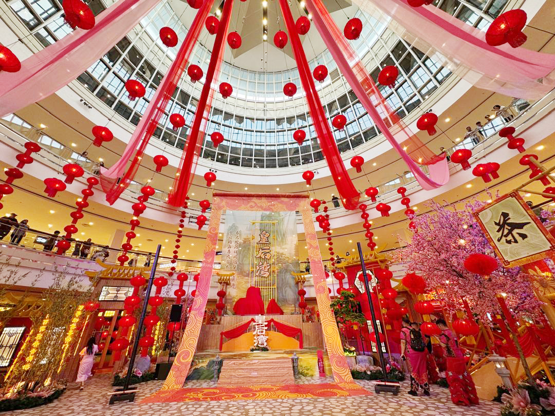 广场正厅以巨幅直卷轴为开篇,呈现从现代水墨画延伸至立体场景的视觉盛宴。